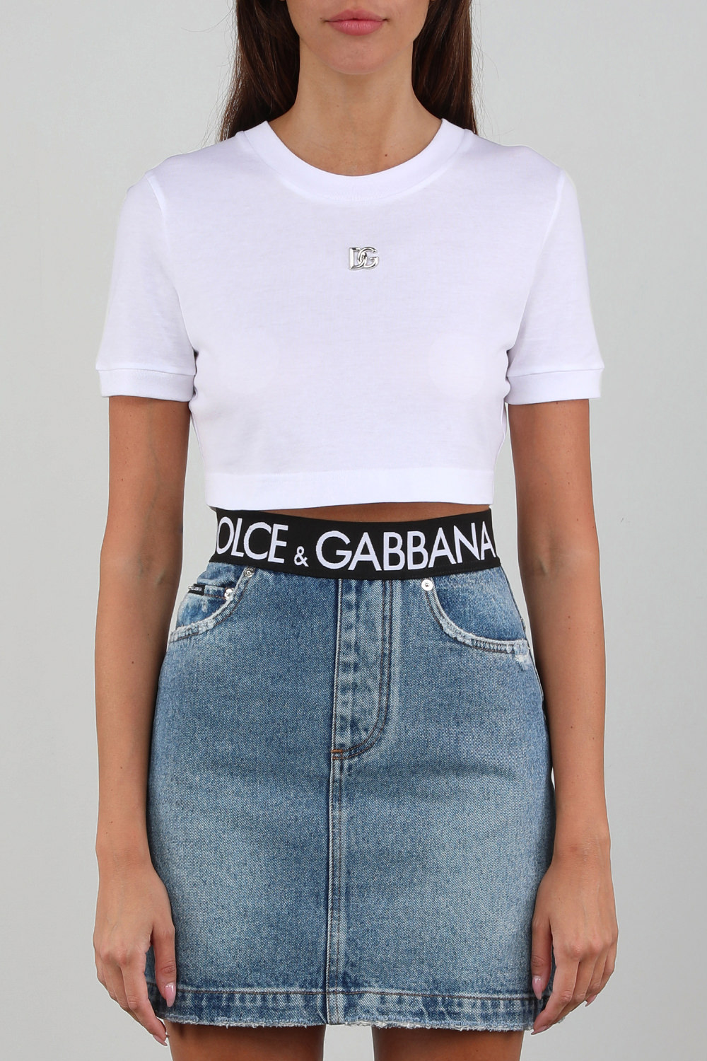 תמונת דוגמן קידמית של חולצת קרופ לבנה עם לוגו מטאלי