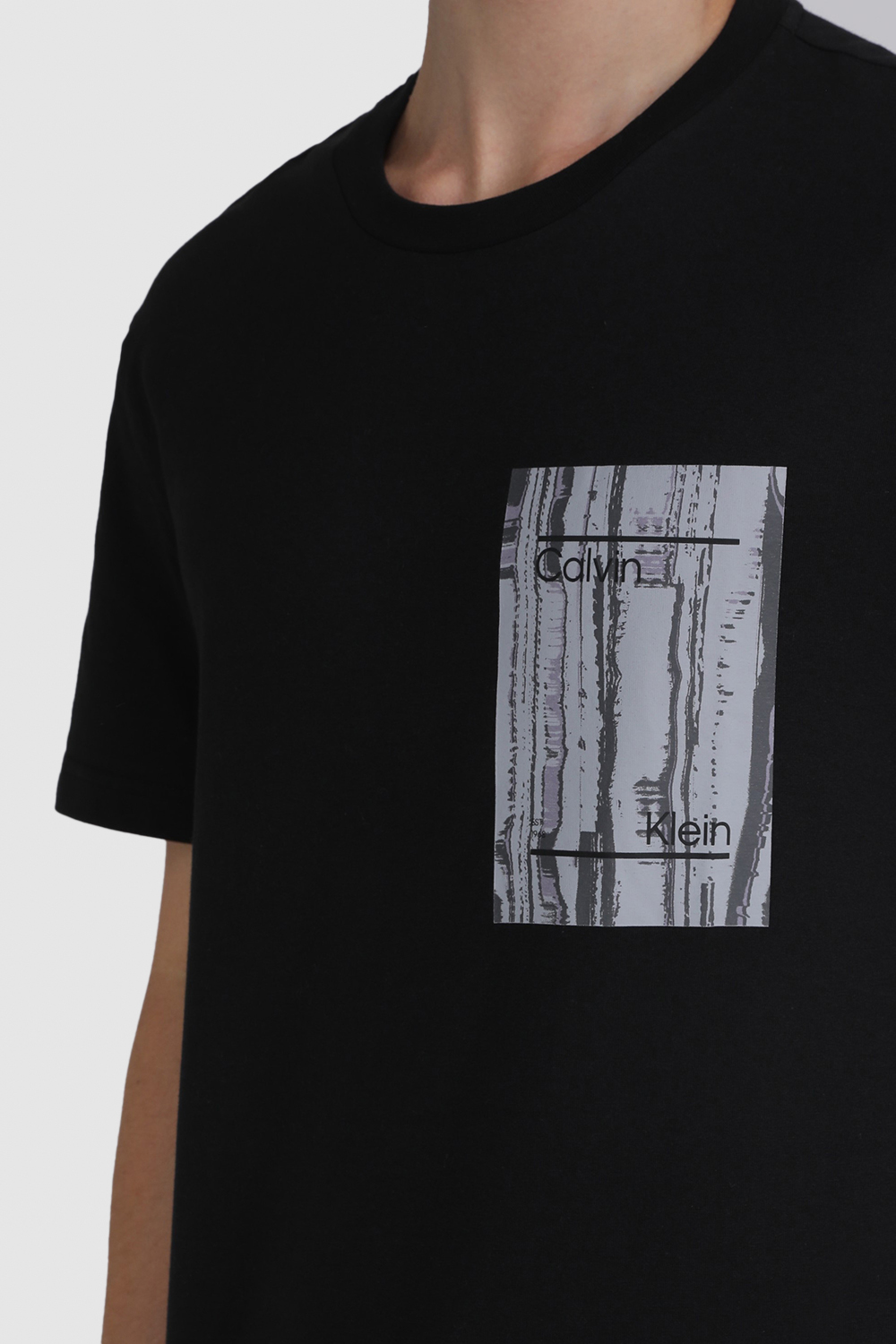 תמונת תקריב דוגמן של חולצת טי עם הדפס