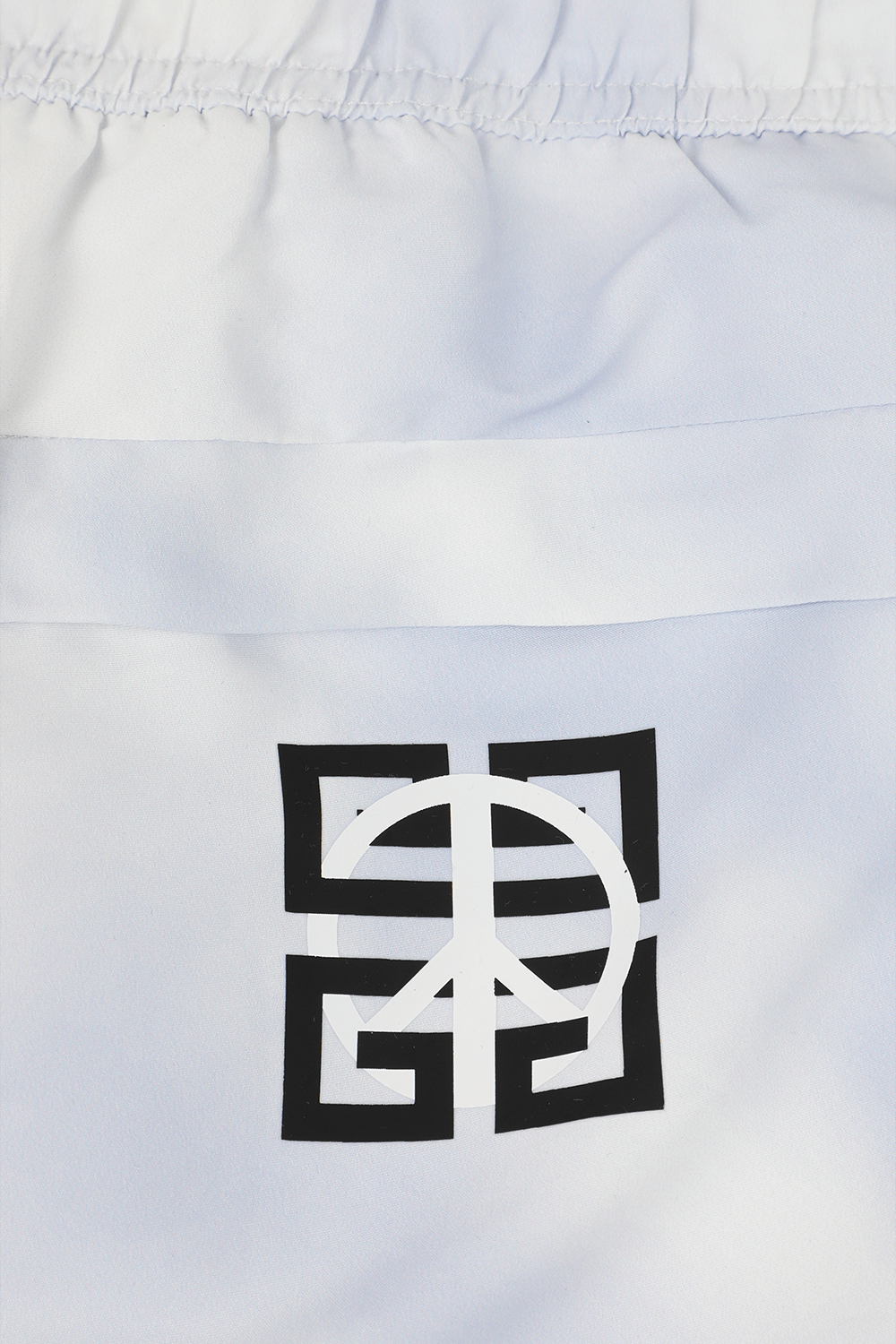 תמונת תקריב של מכנסי בגד ים עם הדפס ושרוכי קשירה