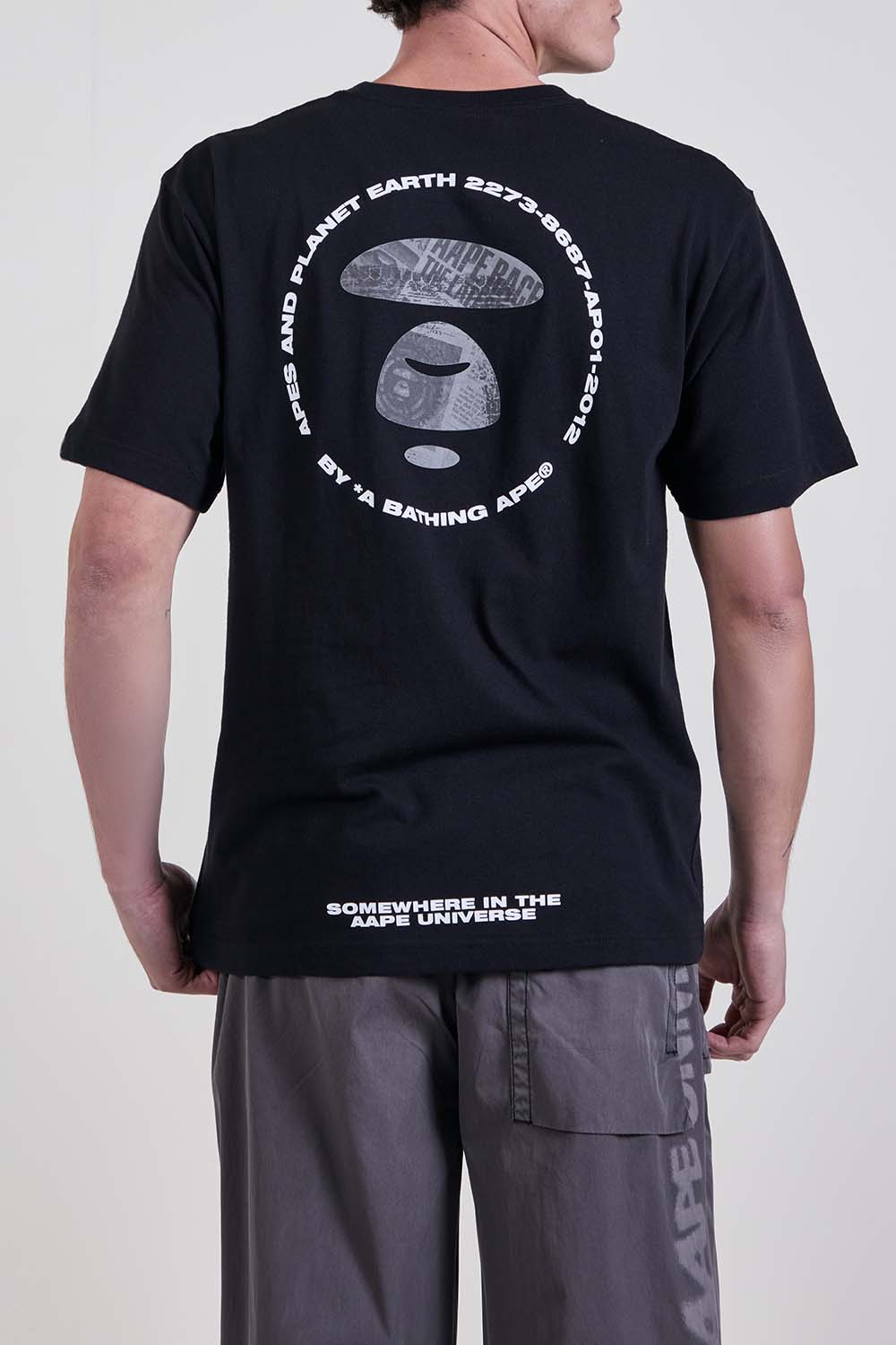 תמונת דוגמן אחורית של חולצת טי בגזרה ישרה