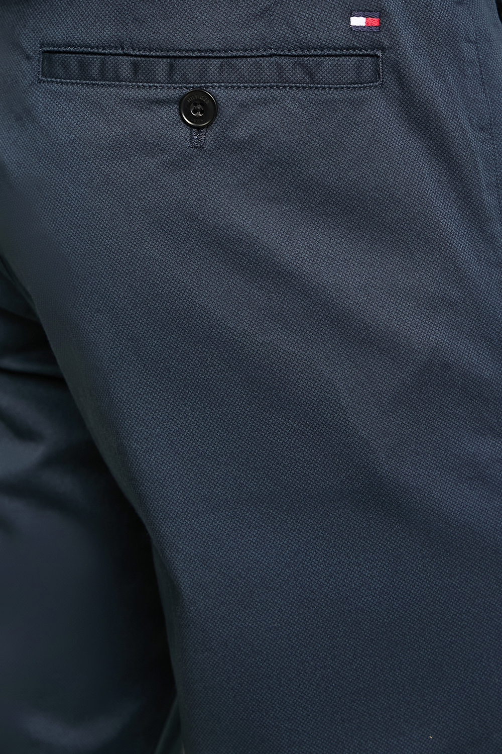 תמונת תקריב דוגמן של מכנסי צ'ינו דנטון