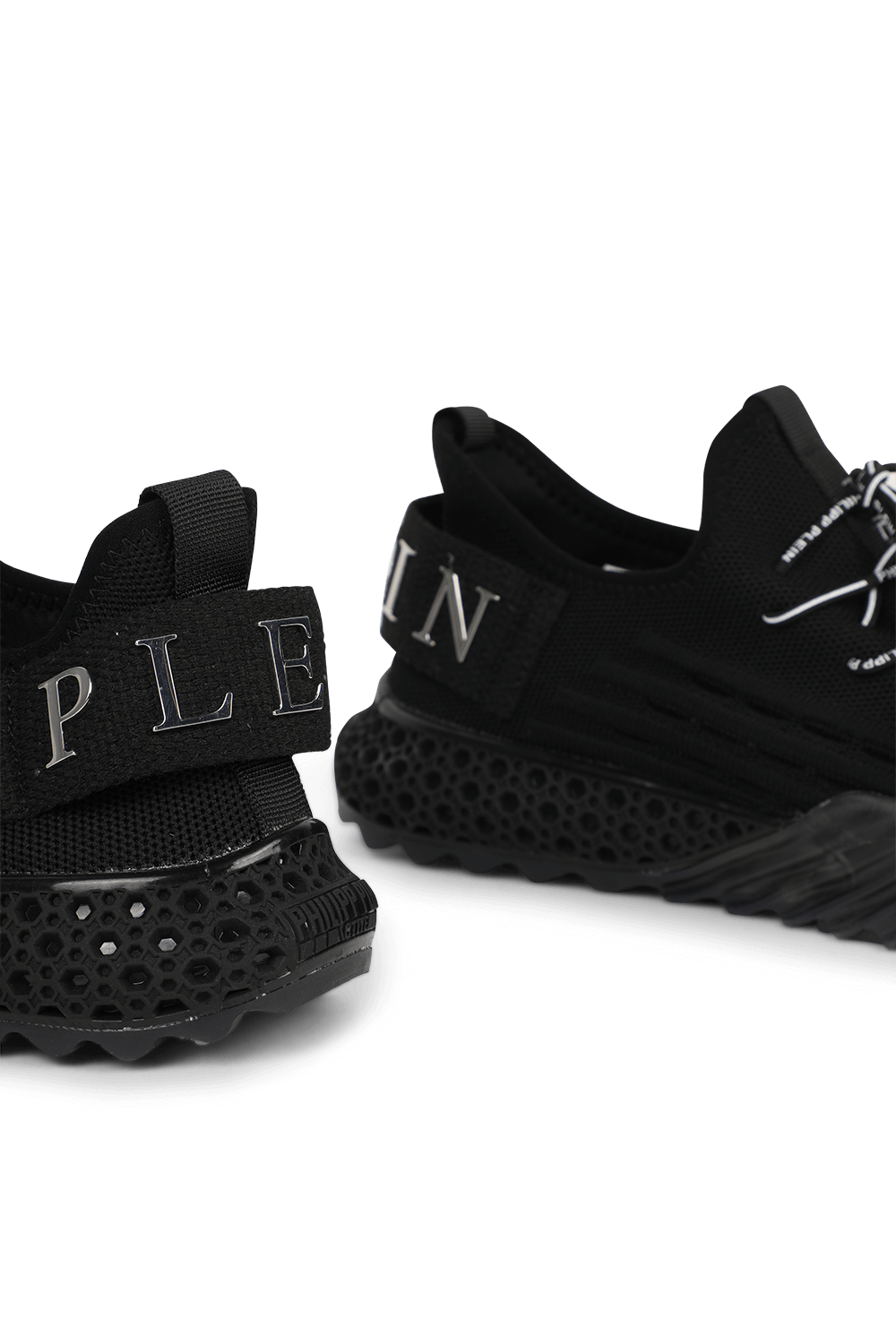 תמונת תקריב של נעלי ריצה שחורות אייקוניק