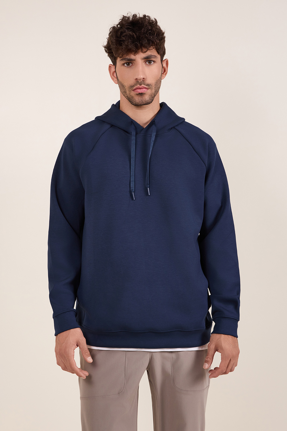 תמונת דוגמן קידמית של Smooth Spacer Classic-Fit Pullover Hoodie