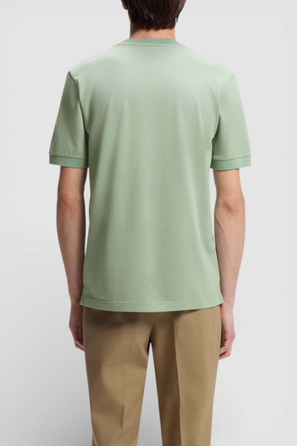 תמונת דוגמן אחורית של חולצת טי