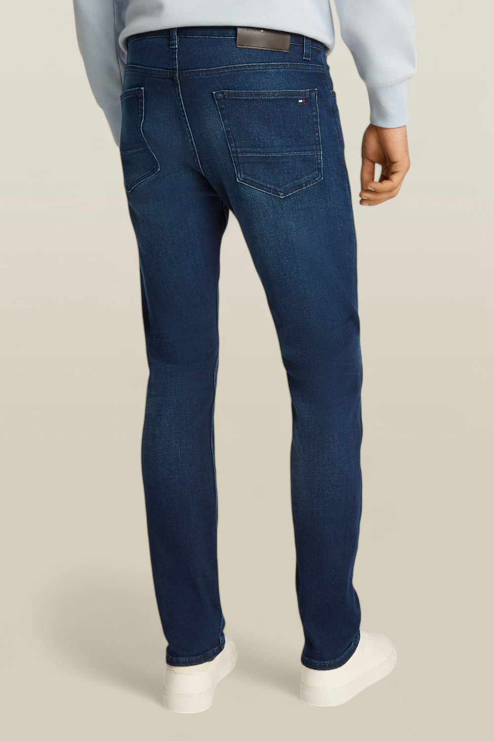 תמונת דוגמן אחורית של מכנסי ג'ינס בגזרת סלים