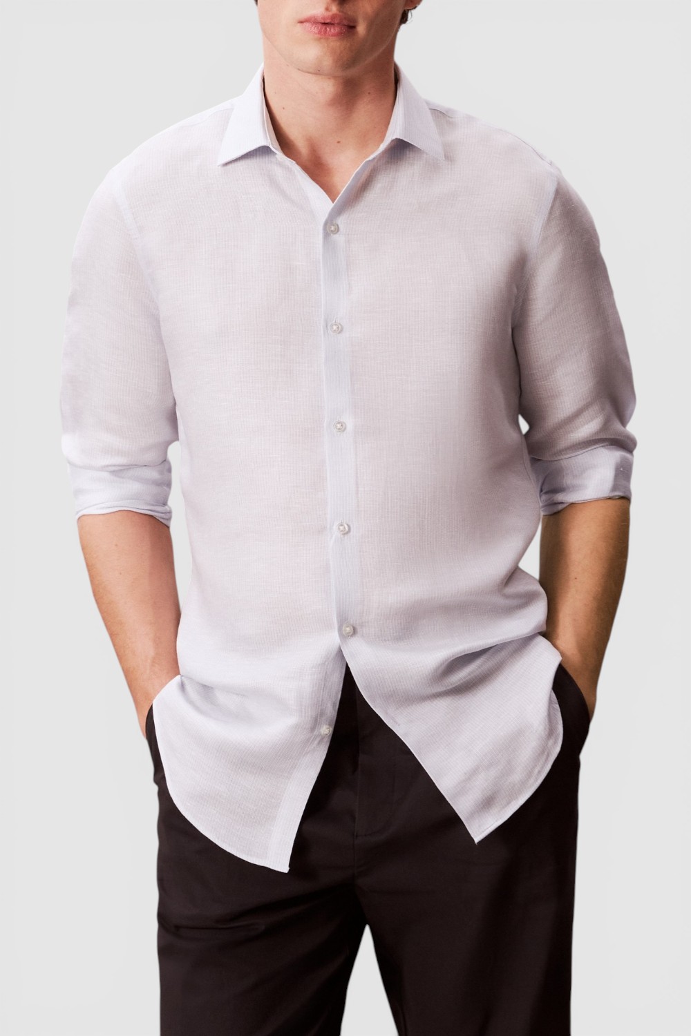 תמונת דוגמן קידמית של חולצה מכופתרת בגזרת סלים