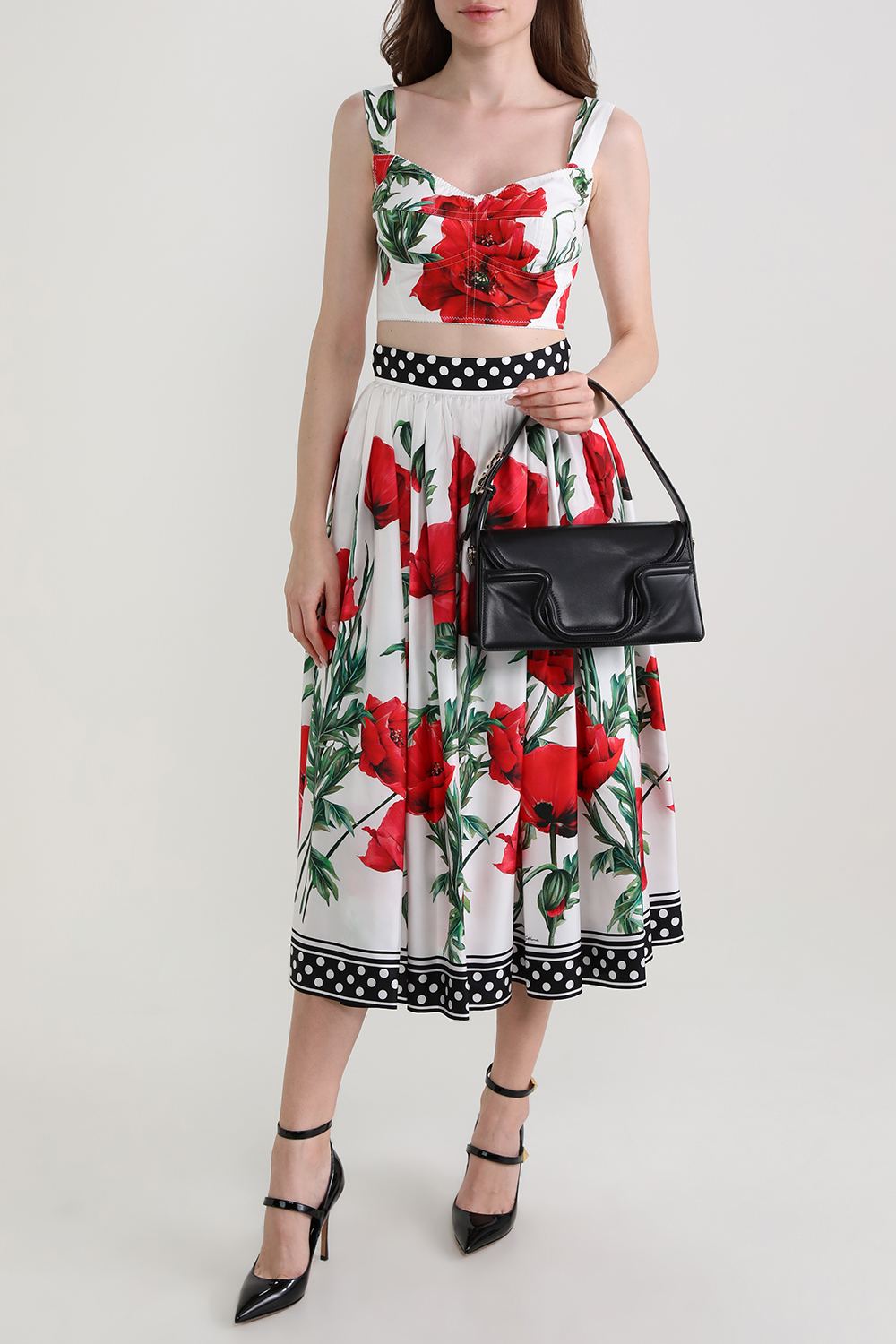 תמונת דוגמן קידמית של נעלי עקב מעור מבריק