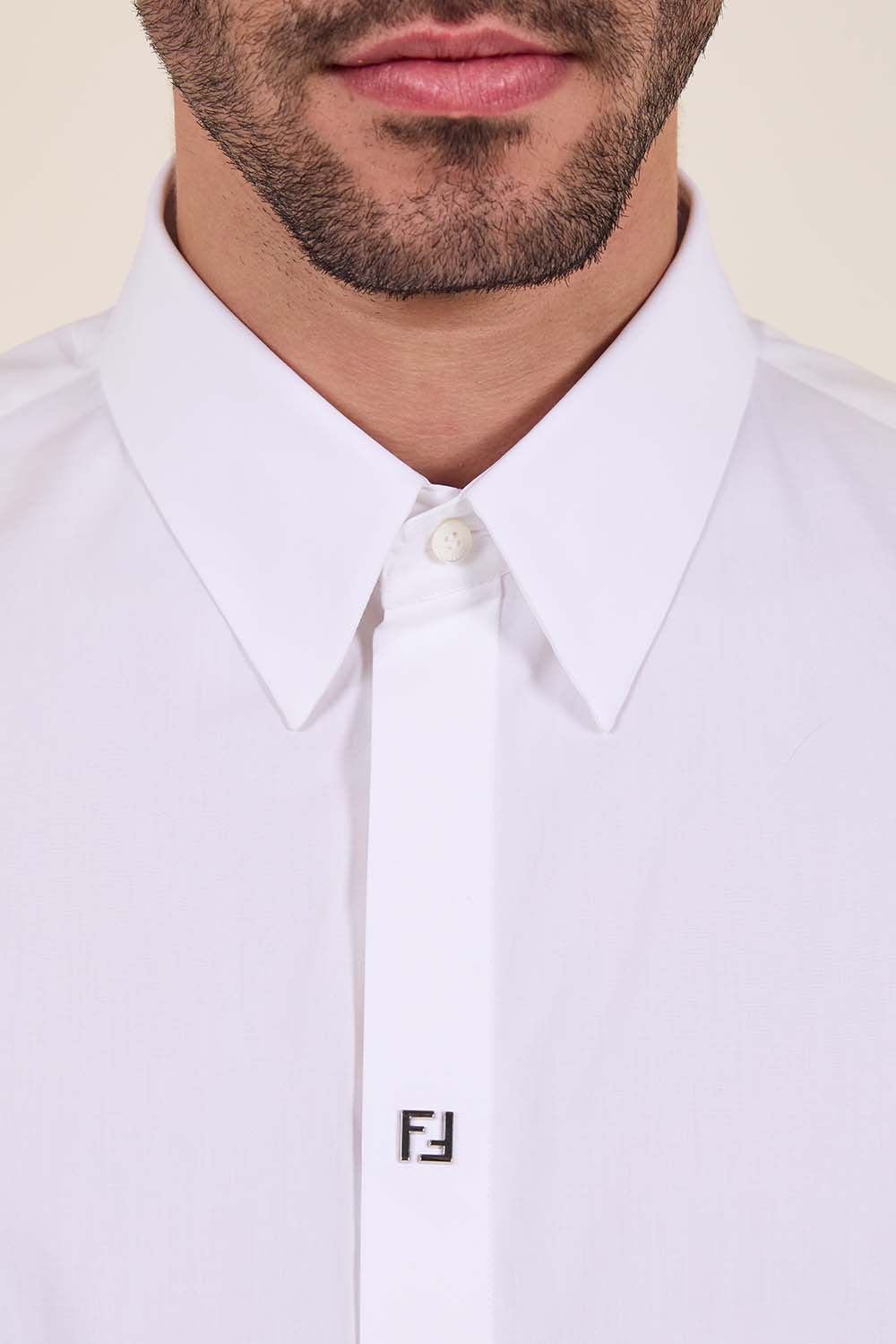 תמונת תקריב דוגמן של חולצת כפתורים