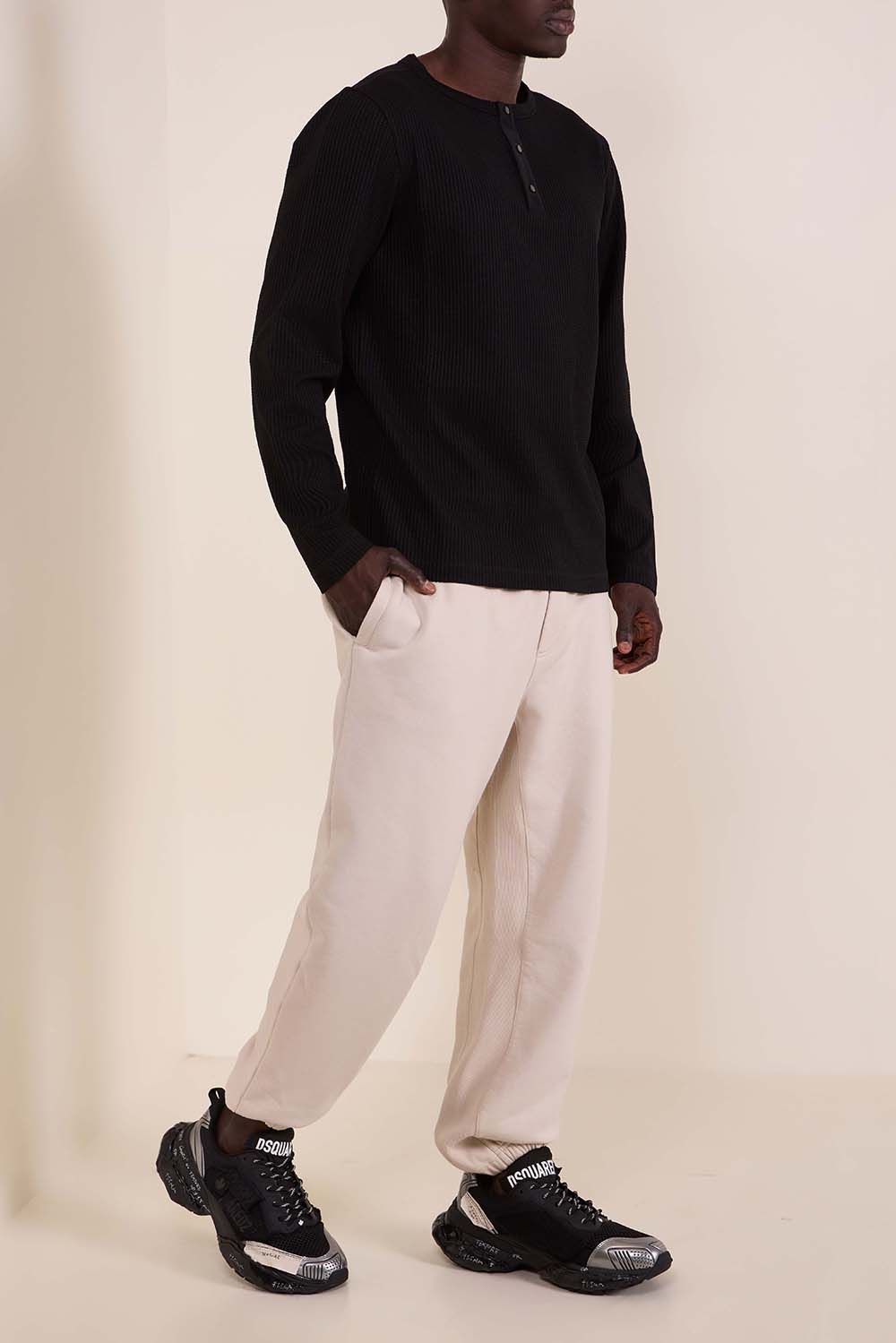 תמונת דוגמן קידמית של נעלי סניקרס פאסטר