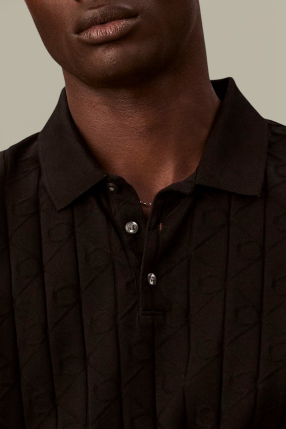 תמונת תקריב דוגמן של חולצת פולו