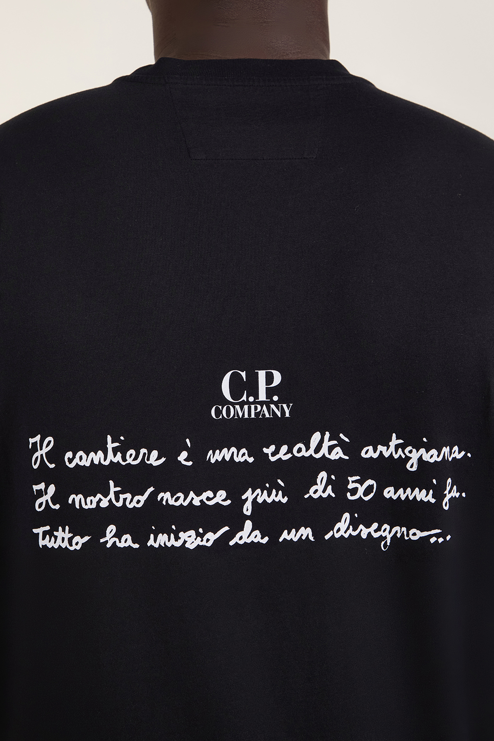 תמונת דוגמן אחורית של חולצת טי