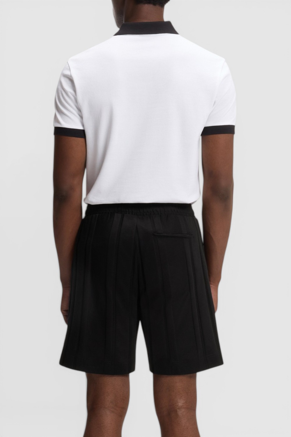 תמונת דוגמן אחורית של מכנסי ג'וגר קצרים