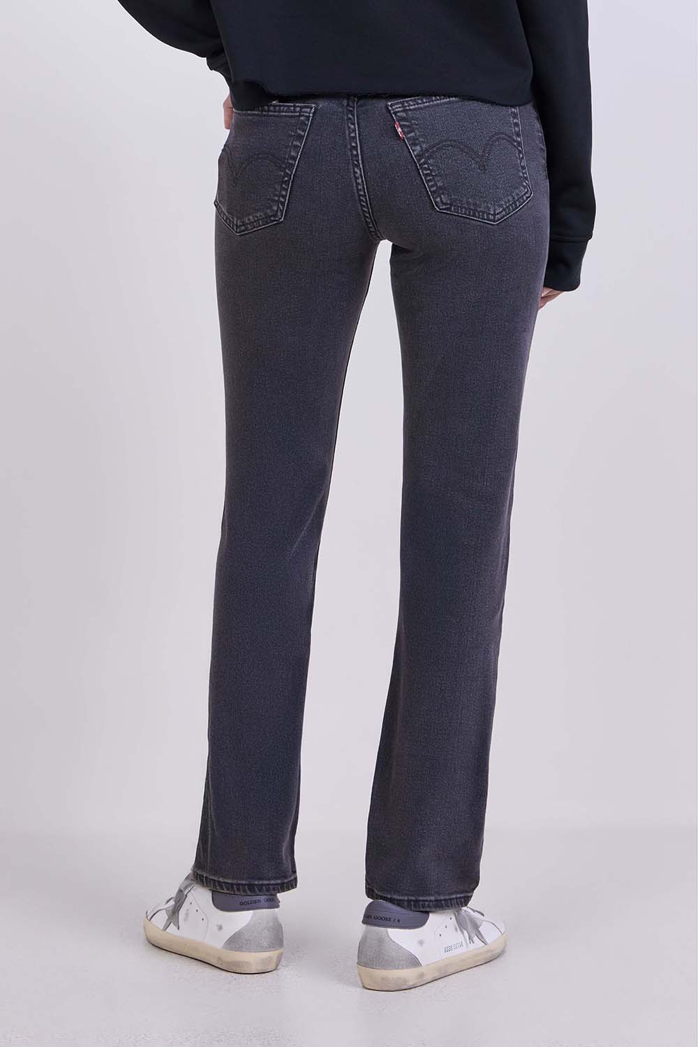 תמונת דוגמן אחורית של מכנסי ג'ינס בגזרה ישרה