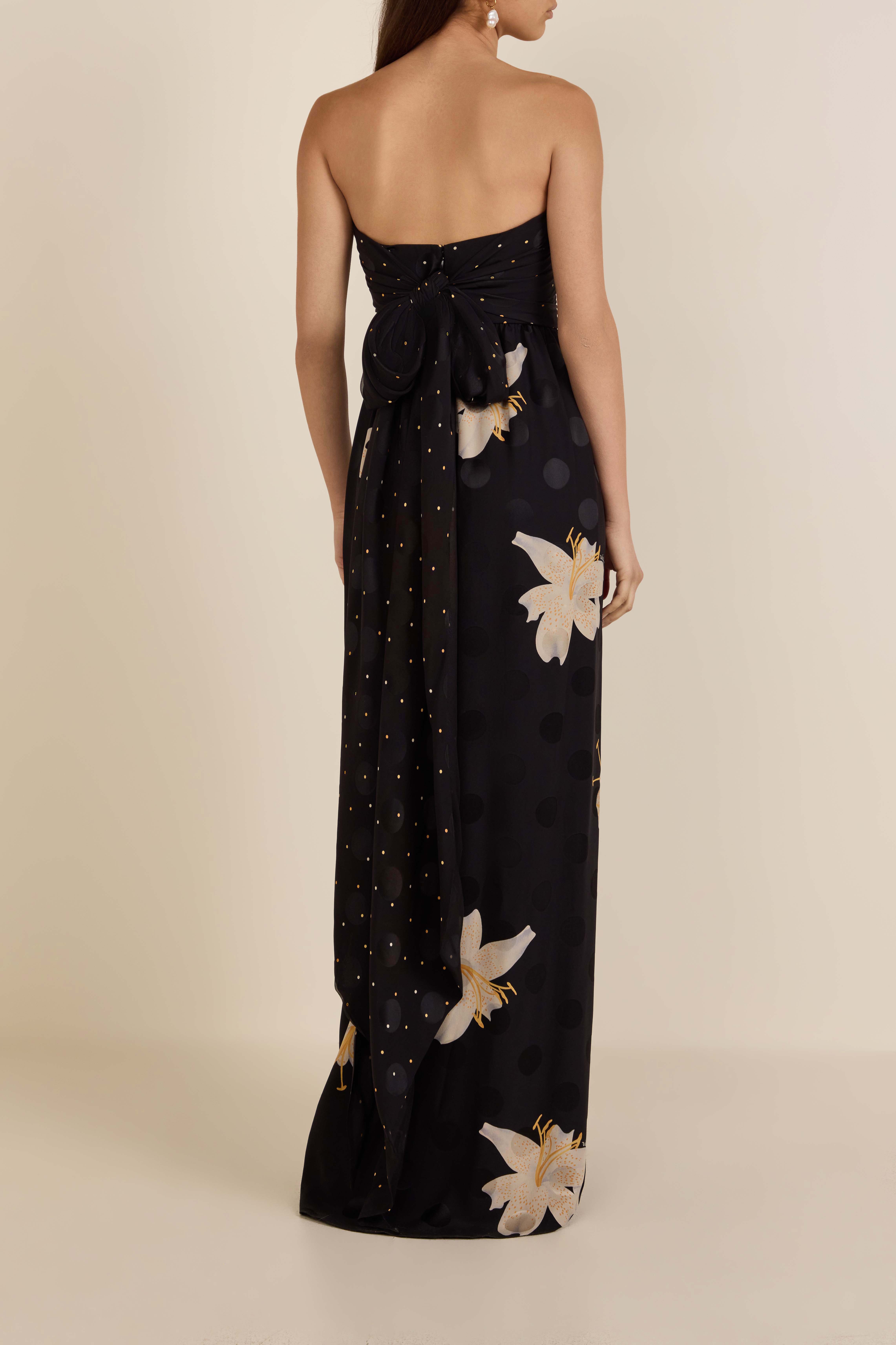 תמונת דוגמן אחורית של שמלת משי