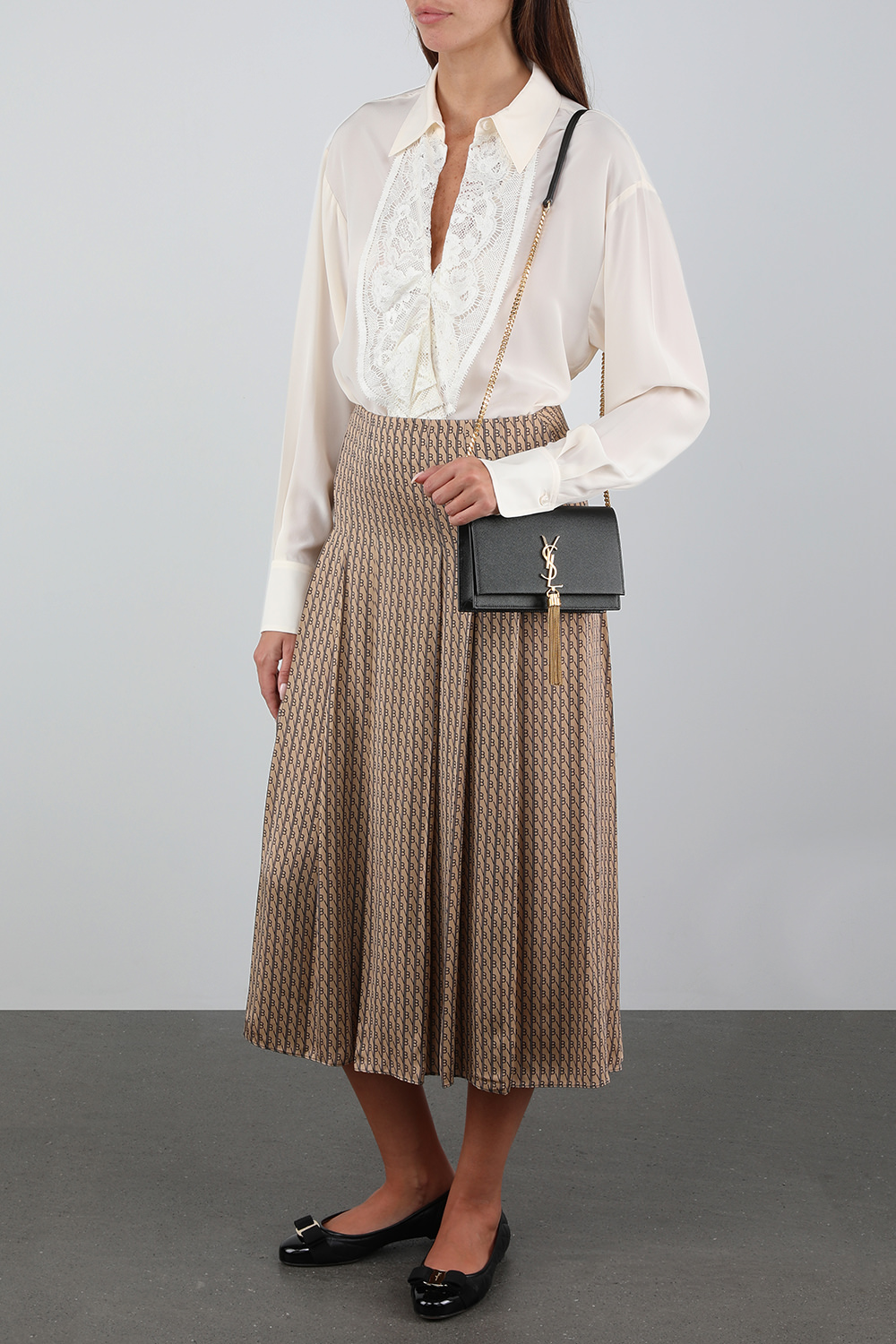 תמונת דוגמן קידמית של נעלי בלט מעור קווילט עם אלמנט מטאלי