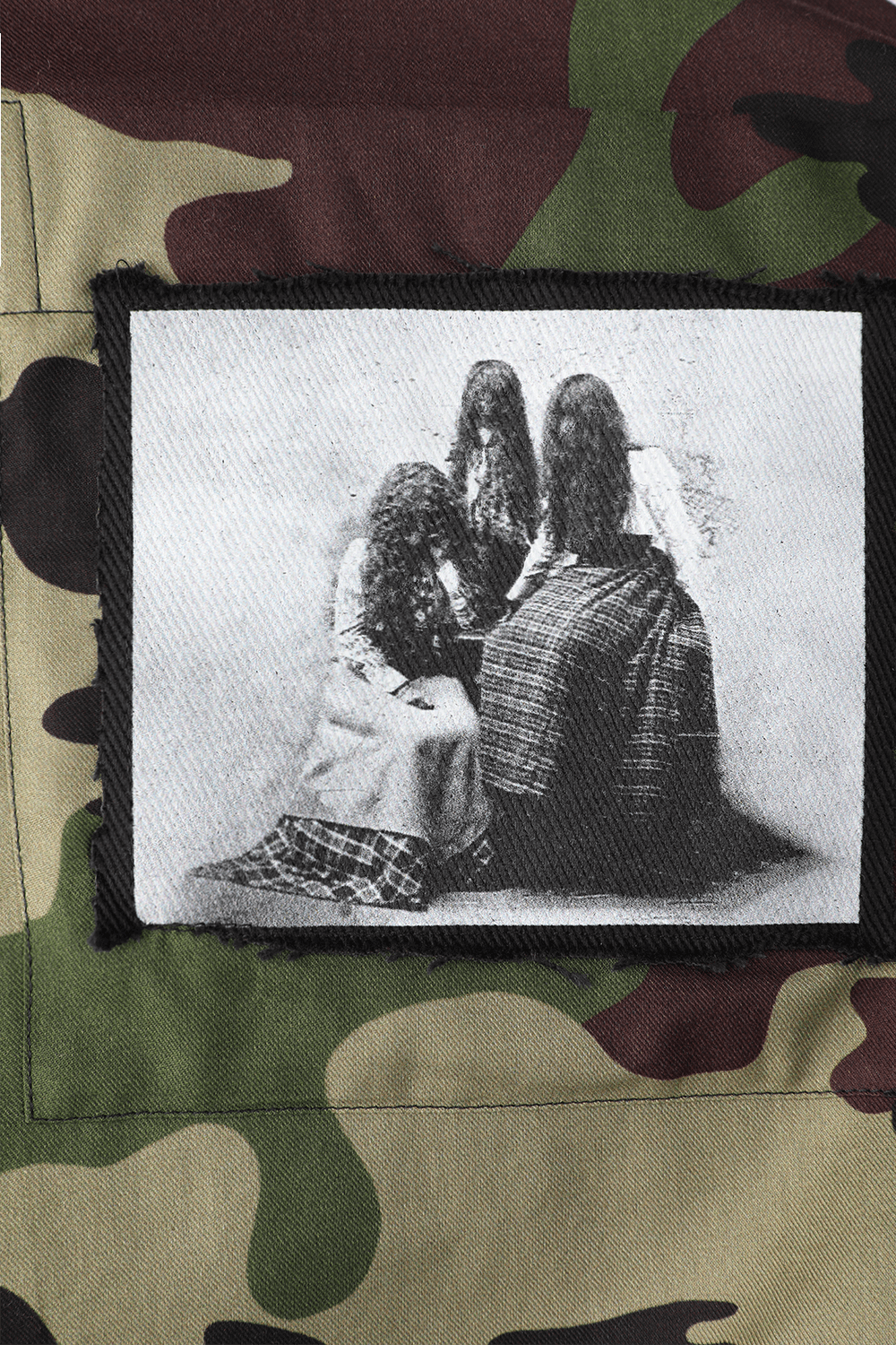 תמונת תקריב של חולצת כפתורים קמופלאז' בצבע ירוק