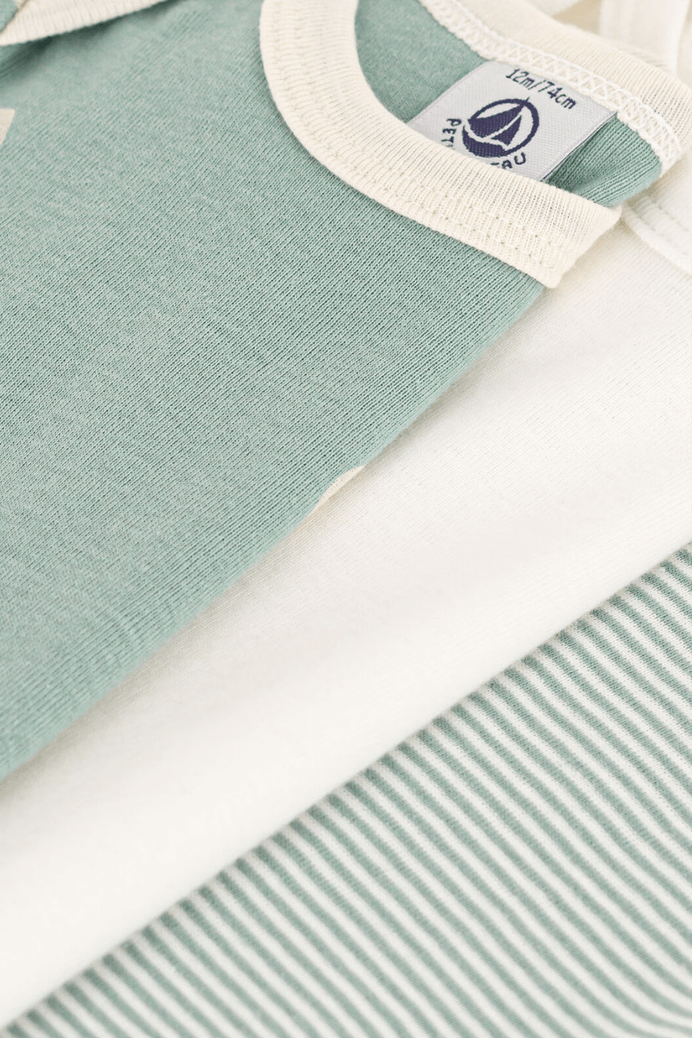 תמונת תקריב של מארז שלושה בגדי גוף- גילאי 3-36 חודשים