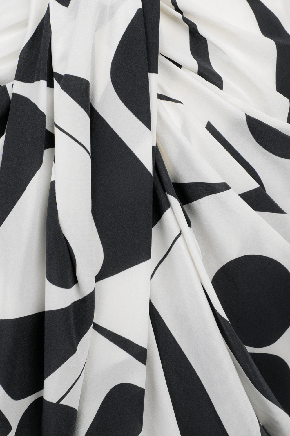 תמונת תקריב של Atoae Silk Dress in Black and Ecru