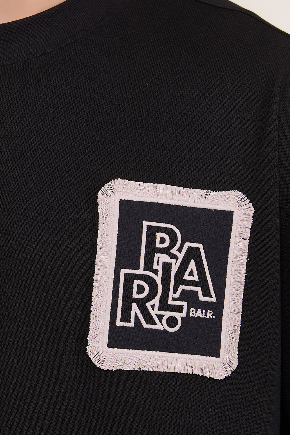 תמונת תקריב דוגמן של חולצת טי בגזרה משוחררת