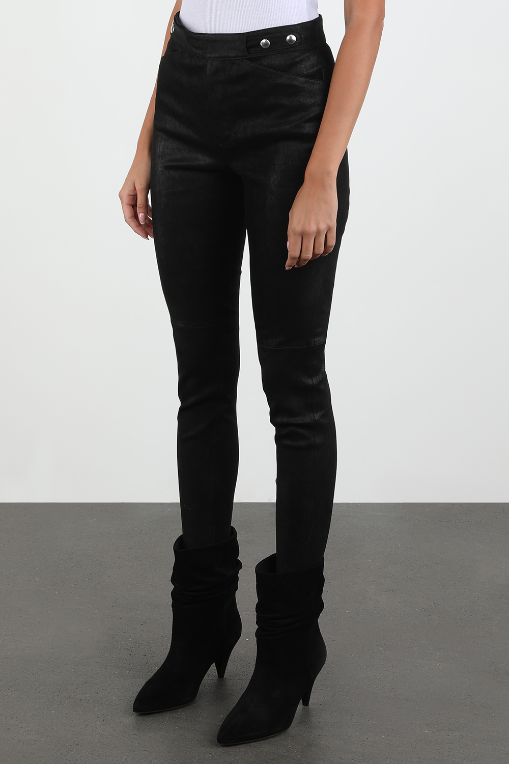 תמונת דוגמן קידמית של מכנסי עור שחורים ארוכים