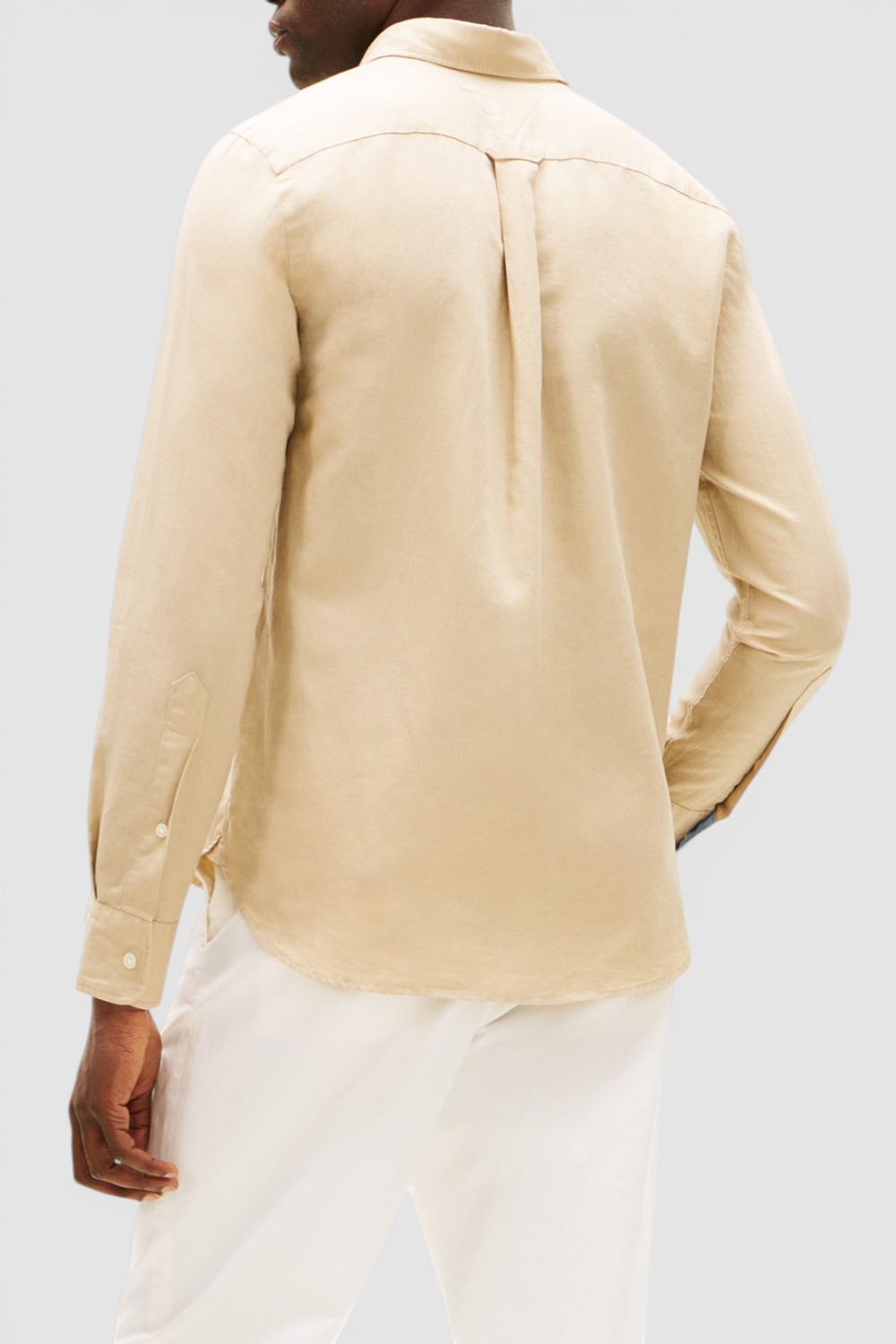 תמונת דוגמן אחורית של חולצה מכופתרת ארוכה