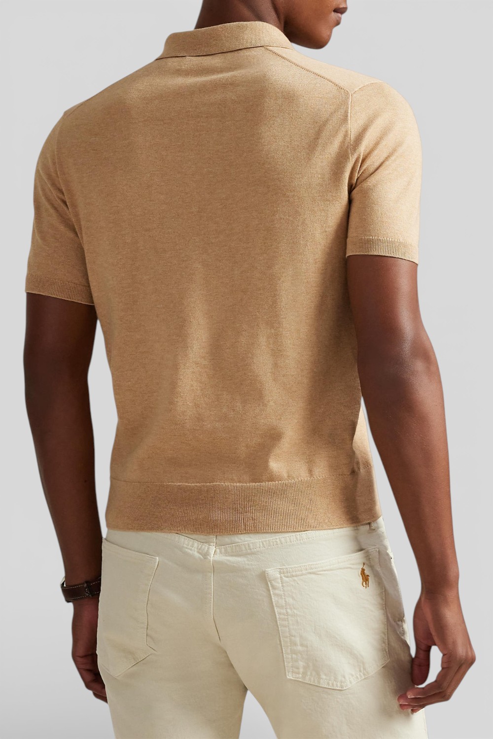 תמונת דוגמן אחורית של חולצת פולו