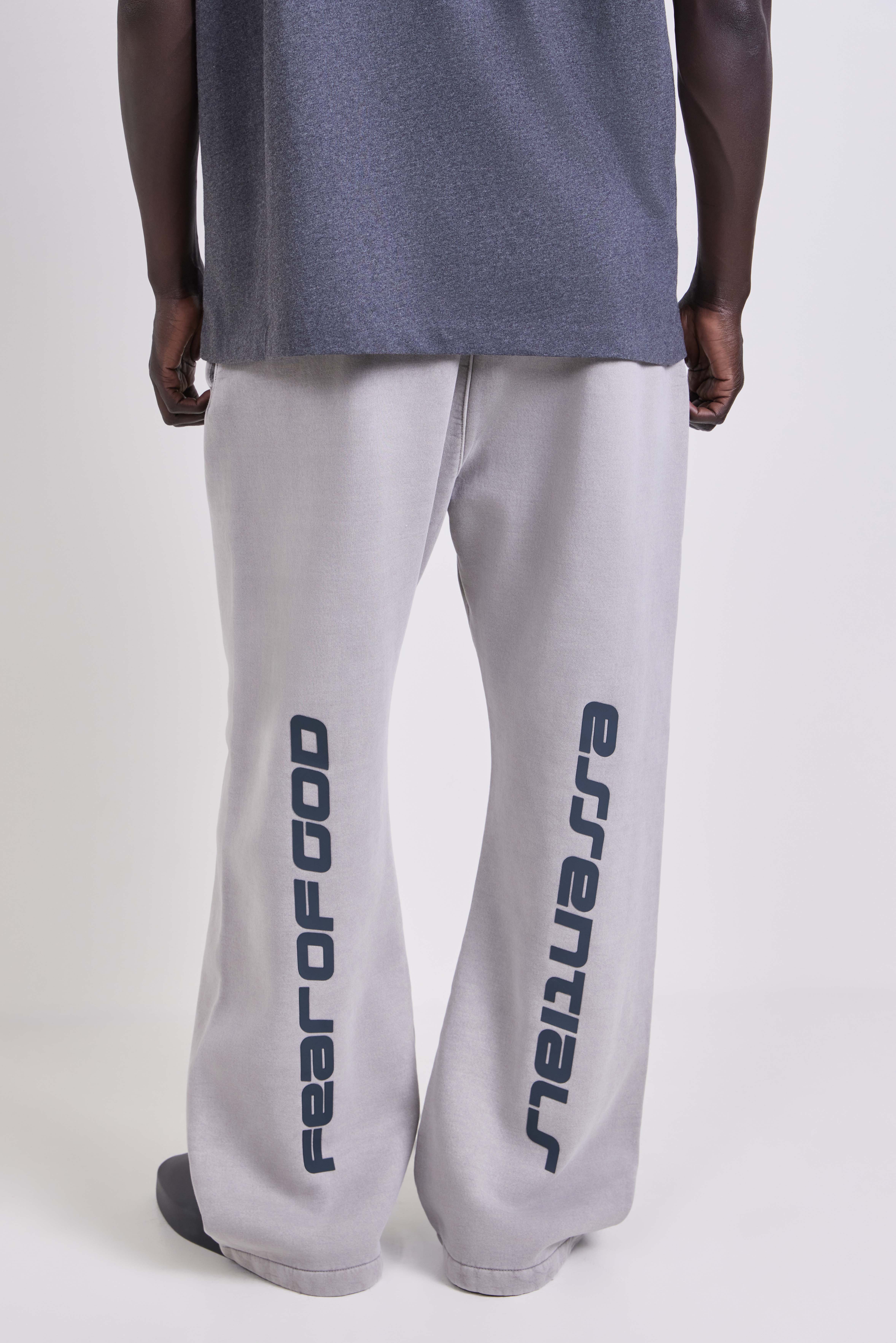 תמונת דוגמן אחורית של מכנסי ג'וגר בגזרה רחבה