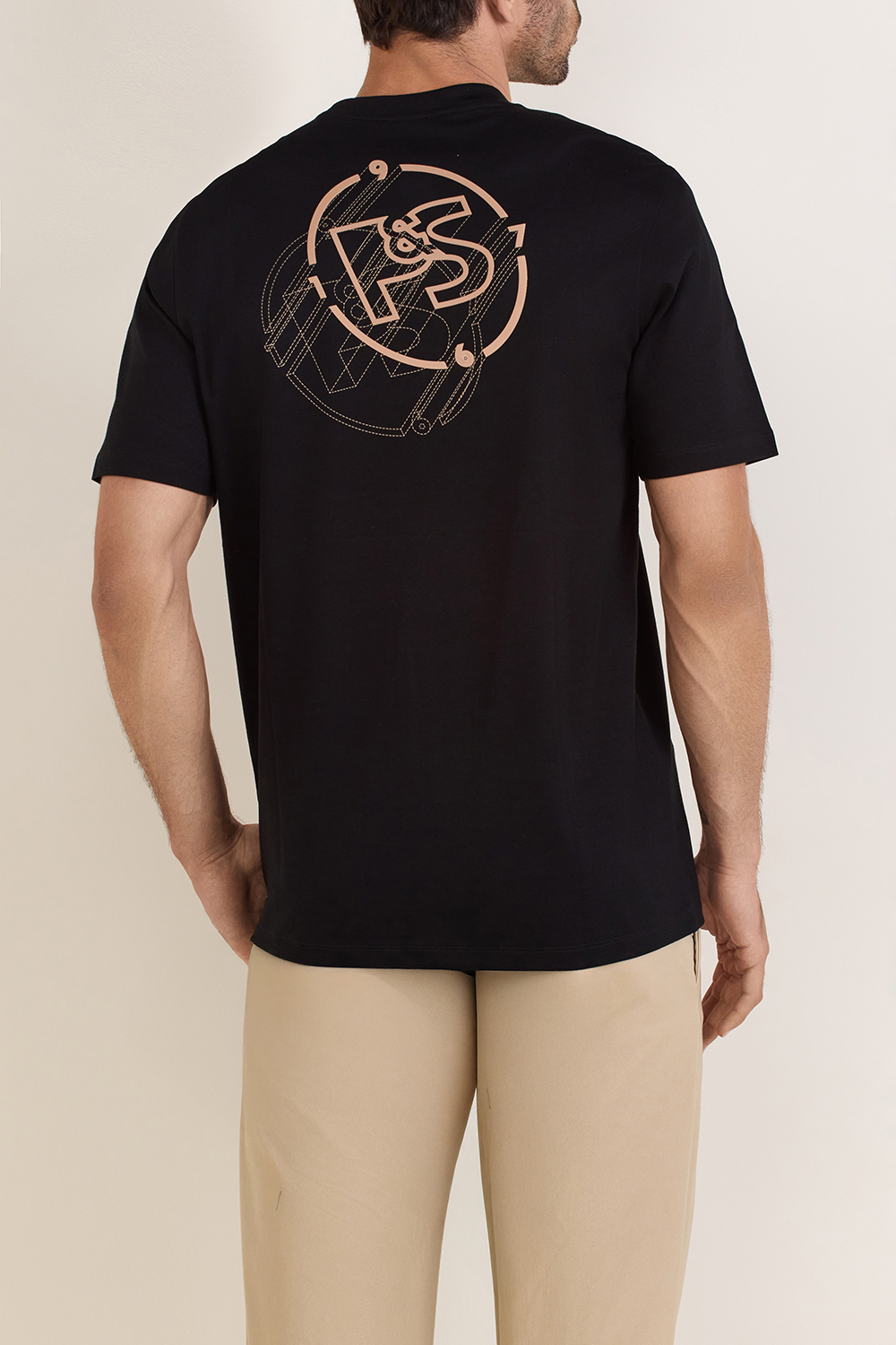 תמונת דוגמן אחורית של חולצת טי