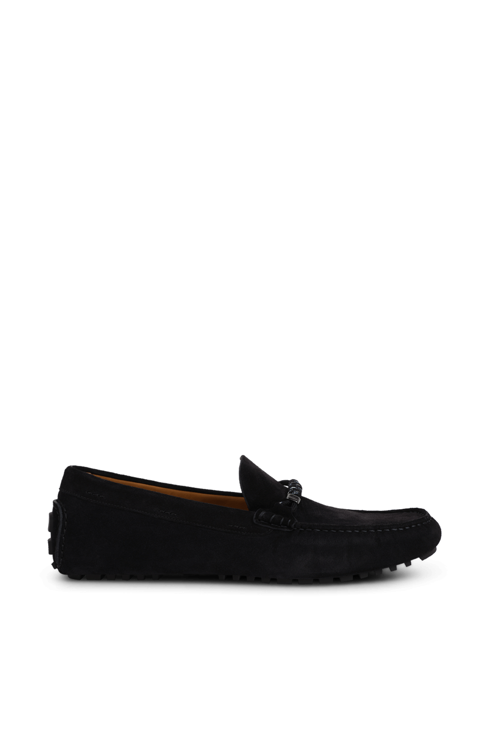 תמונה קידמית של נעלי מוקסין מעור זמש עם אלמנט מטאלי