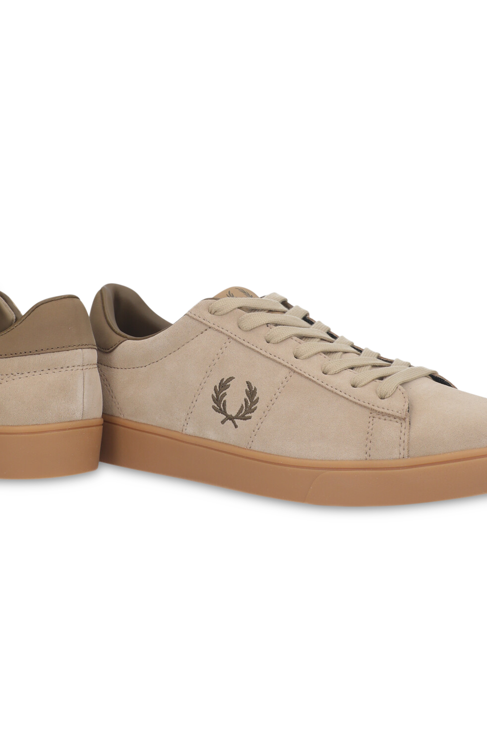 תמונת תקריב של נעלי סניקרס ספנסר