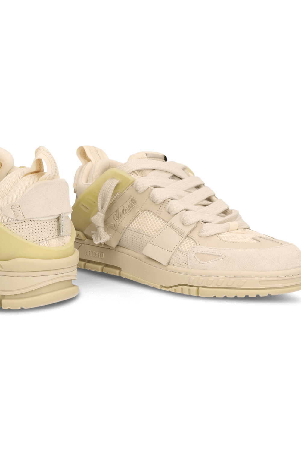 תמונת תקריב של נעלי סניקרס