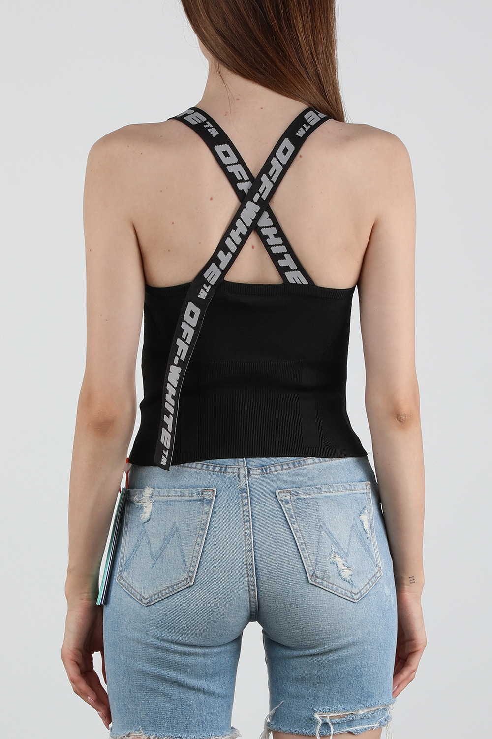 תמונת דוגמן אחורית של גופיית ריב עם רצועות לוגו