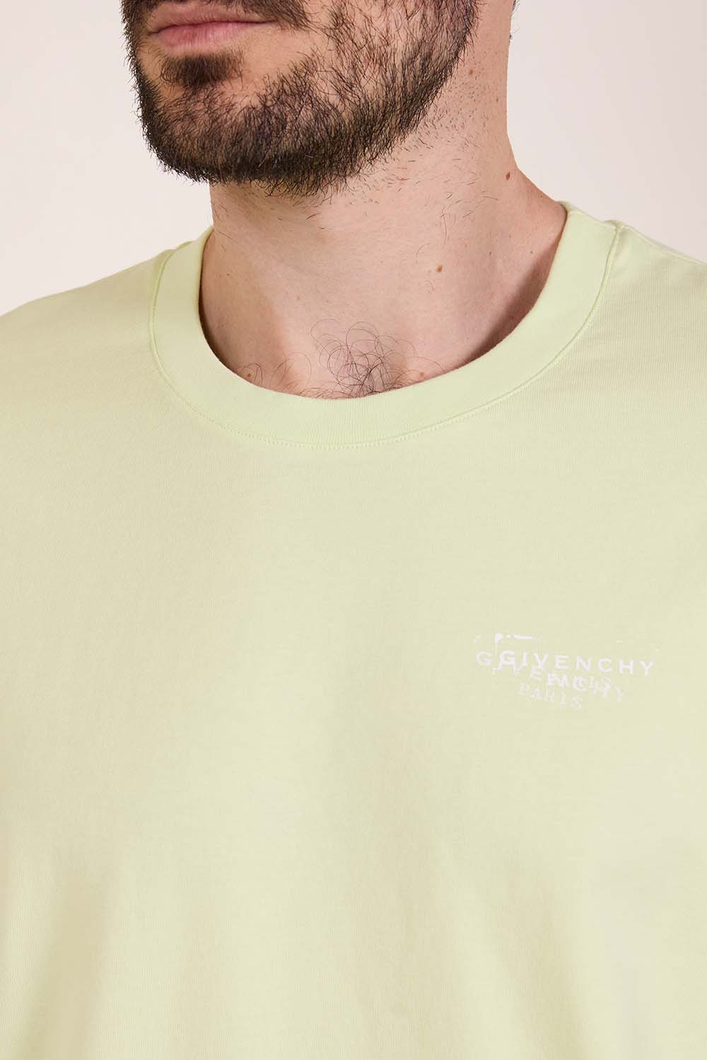 תמונת תקריב דוגמן של חולצת טי