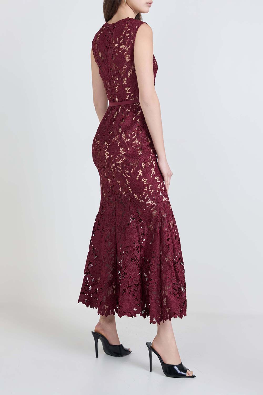 תמונת דוגמן אחורית של שמלת מידי צמודה