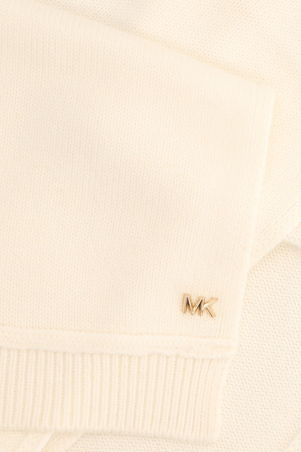 תמונה אחורית של צעיף סרוג