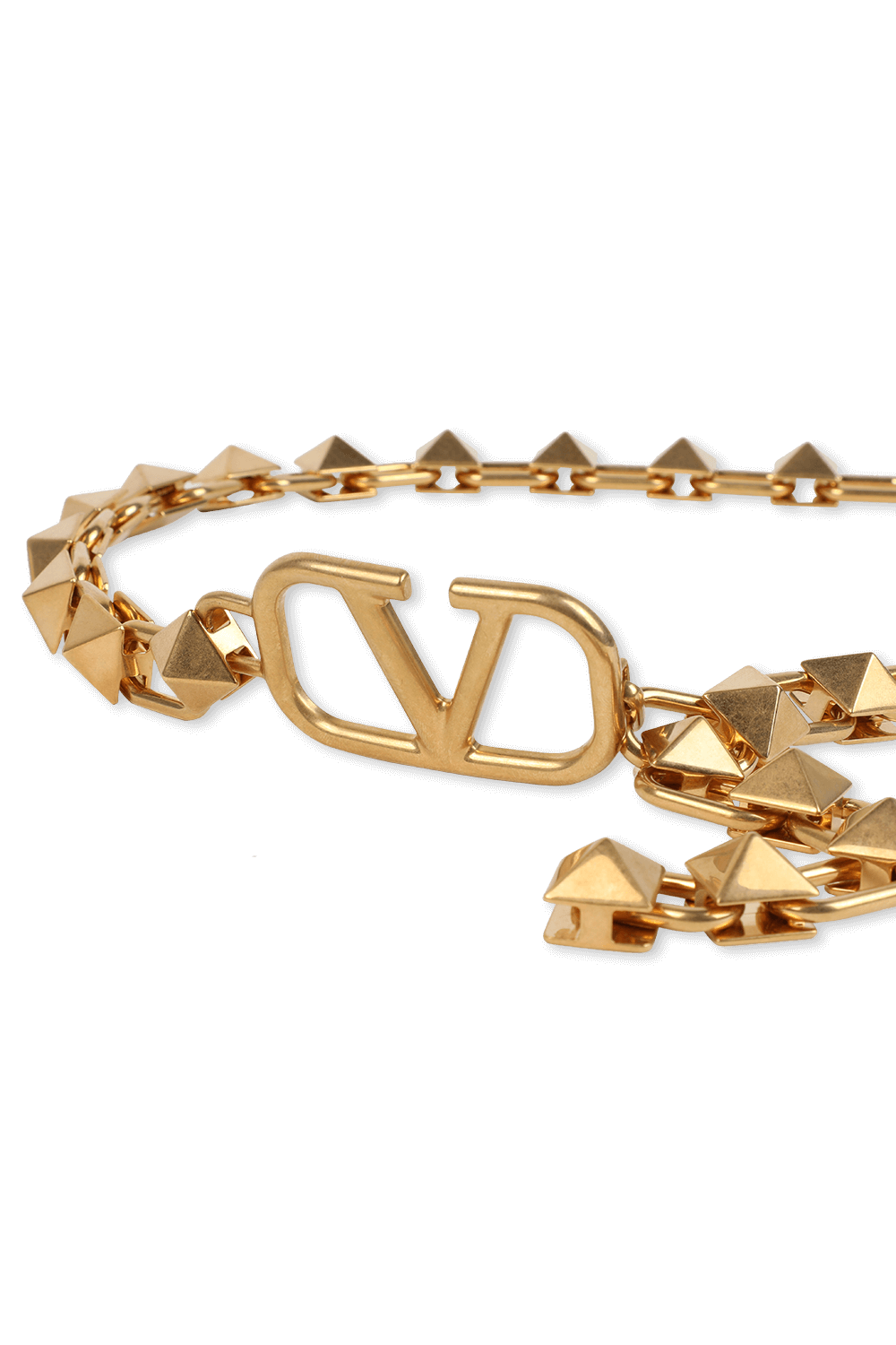 תמונת תקריב של חגורת שרשרת מטאלית עם לוגו וי