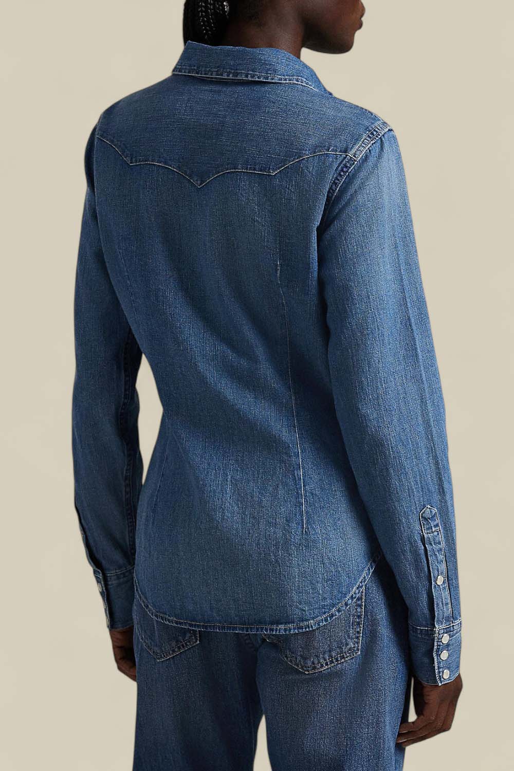 תמונת דוגמן אחורית של חולצת כפתורים ג'ינס