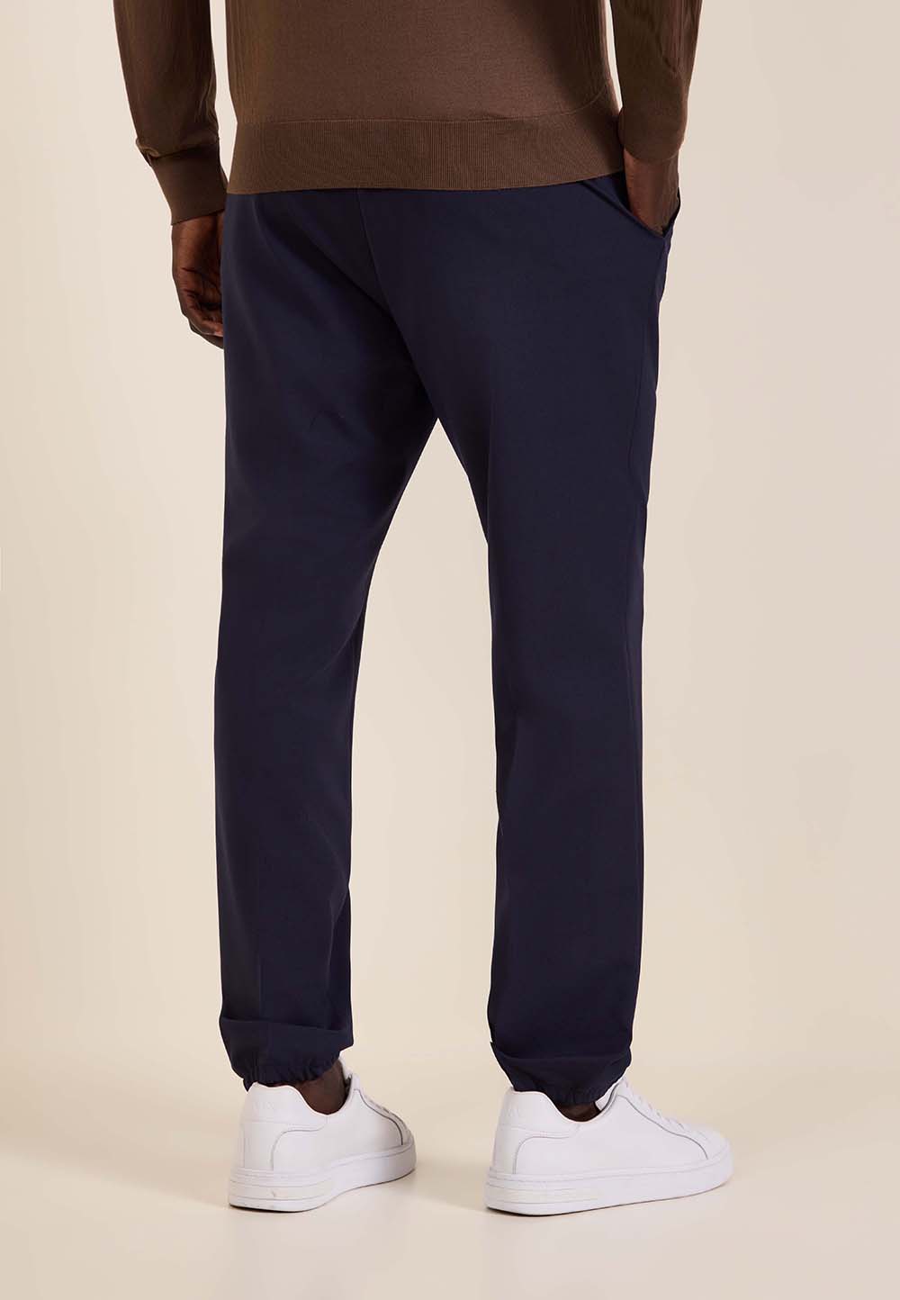 תמונת דוגמן אחורית של מכנסיים מחוייטים עם שרוך קשירה