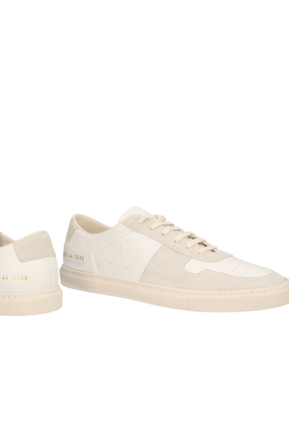 תמונת תקריב של נעלי סניקרס עור