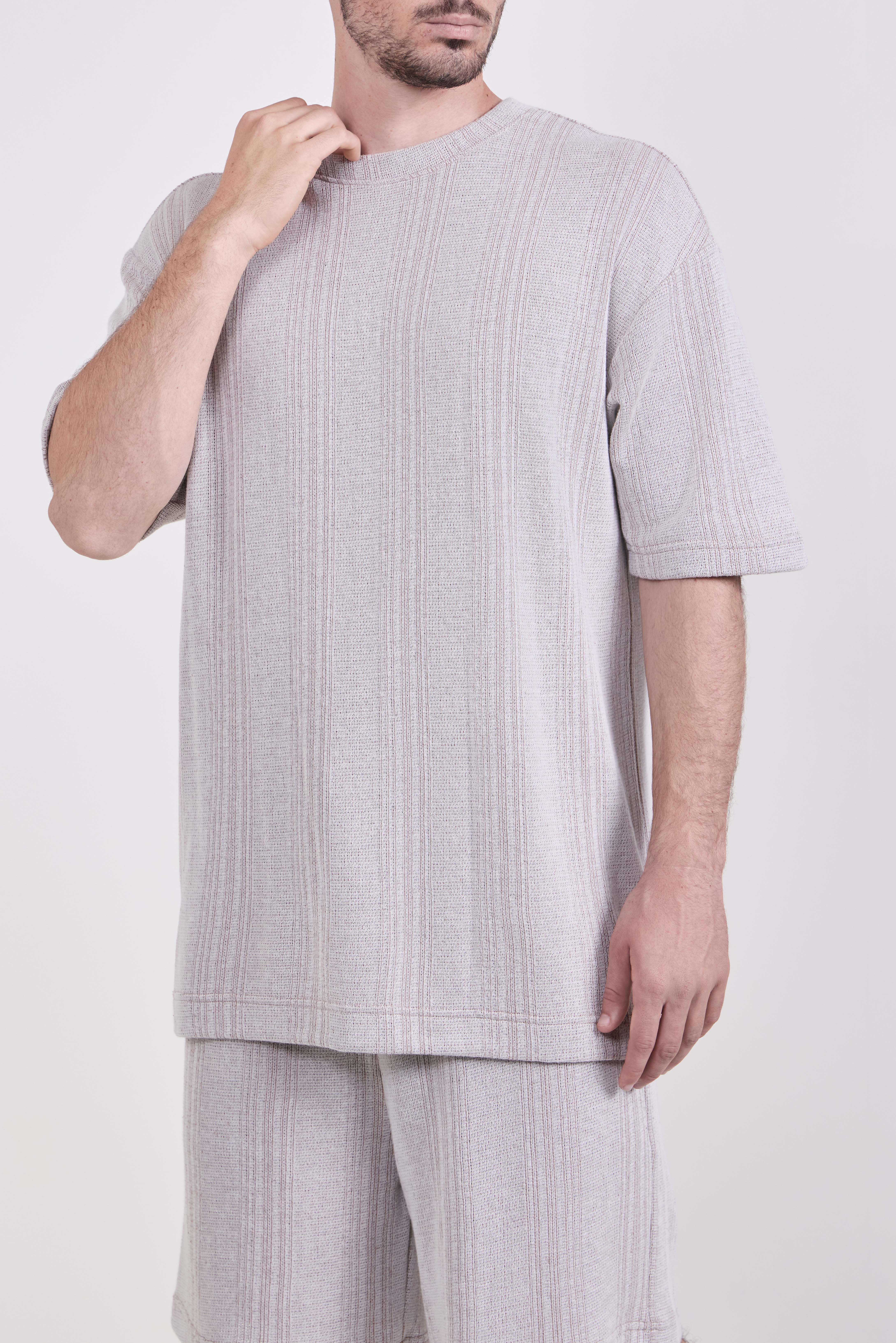 תמונת דוגמן קידמית של חולצת טי אוברסייז