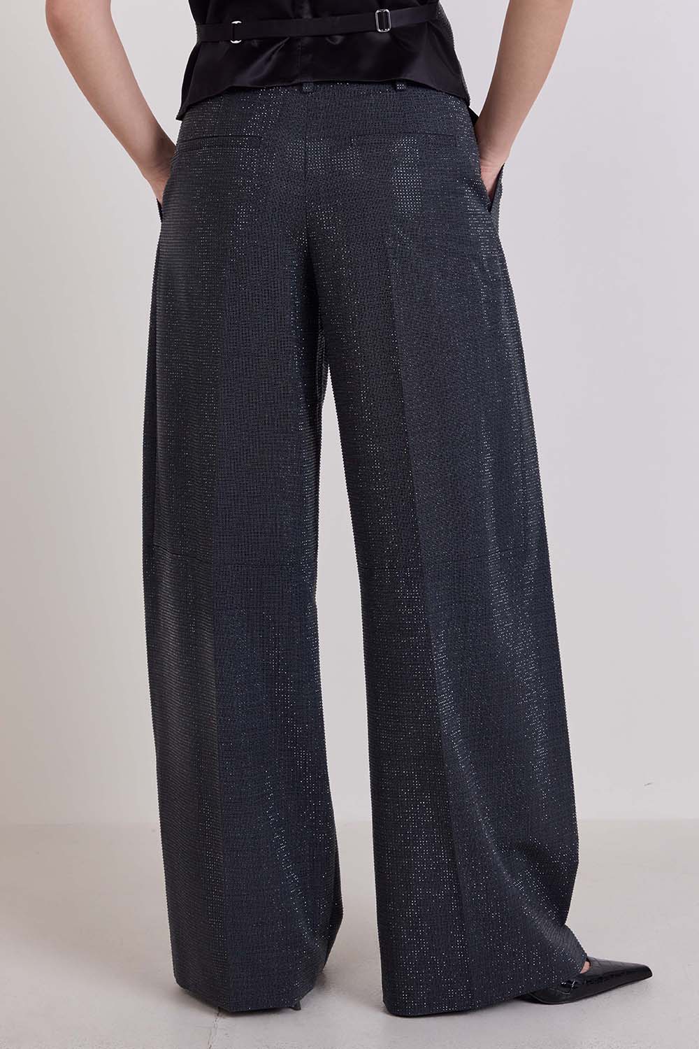 תמונת דוגמן אחורית של מכנסיים מחוייטים