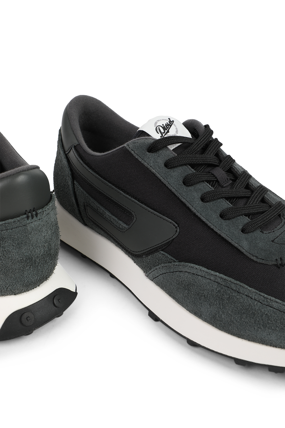 תמונת תקריב של נעלי ריצה אס רייסר אל סי