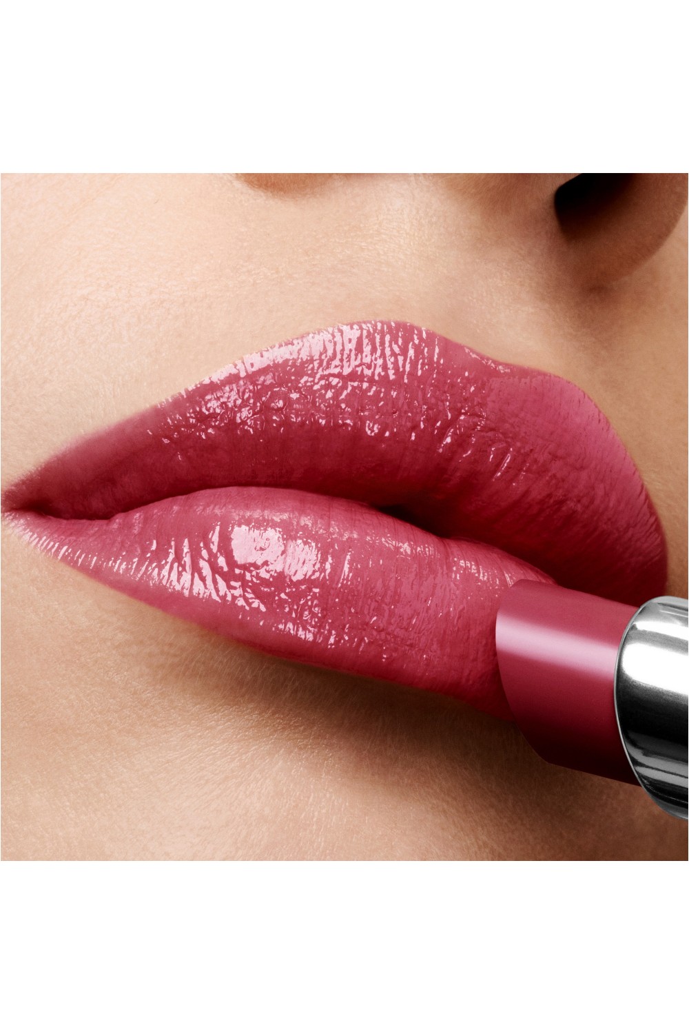 תמונת תקריב של Soleil Neige Ultra-Shine Lip Color 01 Peak Glamour
