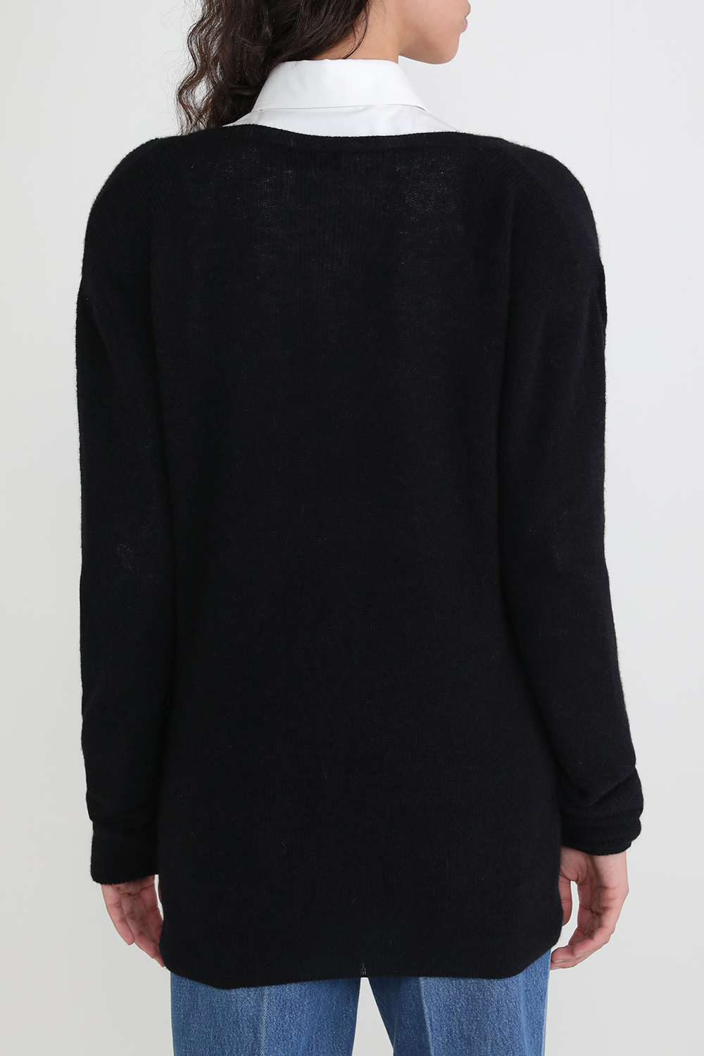 תמונת דוגמן אחורית של סוודר עם צווארון וי