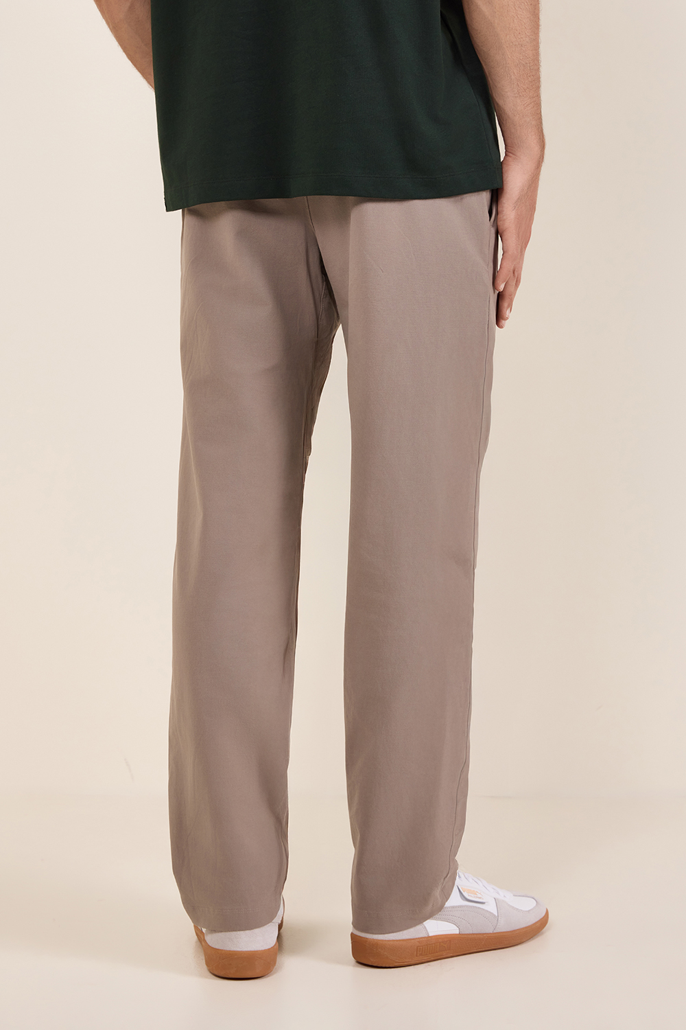 תמונת דוגמן אחורית של ABC Slim-Fit Trouser 32L *VersaTwill