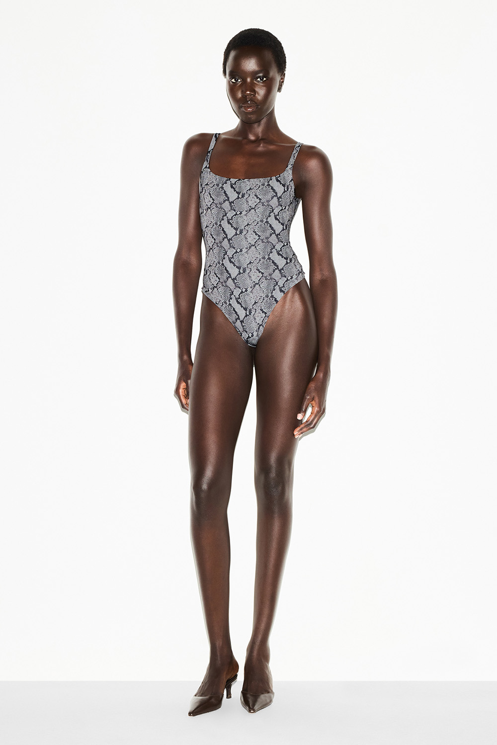 תמונת דוגמן קידמית של SQUARE NECK BODYSUIT