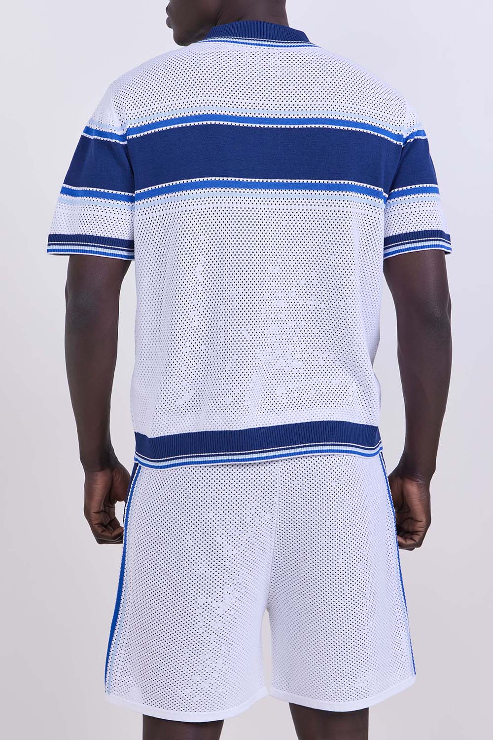 תמונת דוגמן אחורית של חולצת פולו בגזרה משוחררת