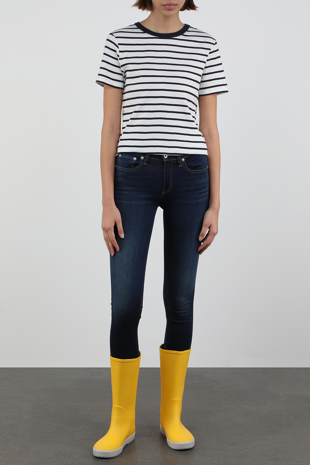 תמונת דוגמן קידמית של מגפי גשם בצבע צהוב