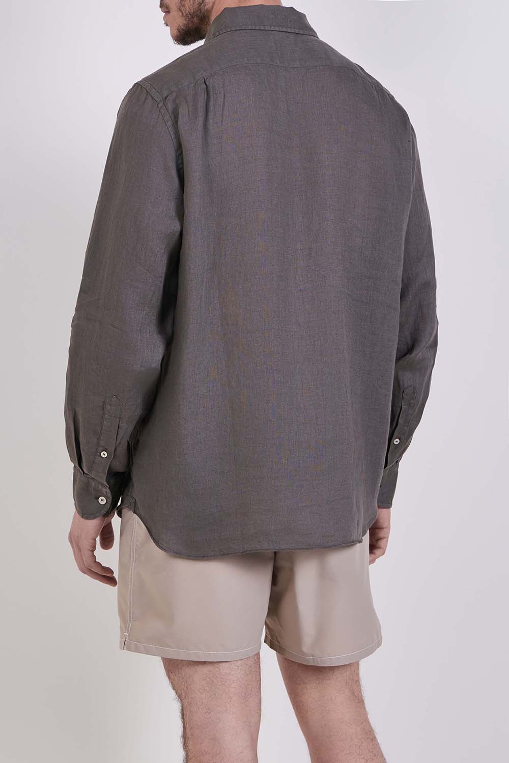 תמונת דוגמן אחורית של חולצה מכופתרת פשתן