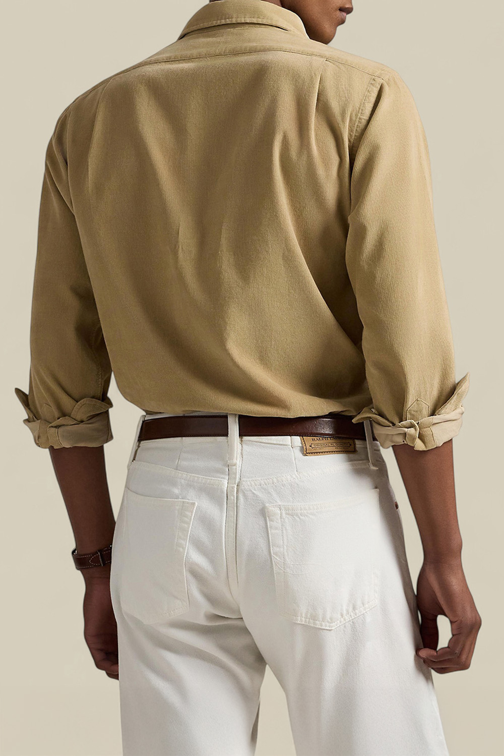 תמונת דוגמן אחורית של חולצה מכופתרת